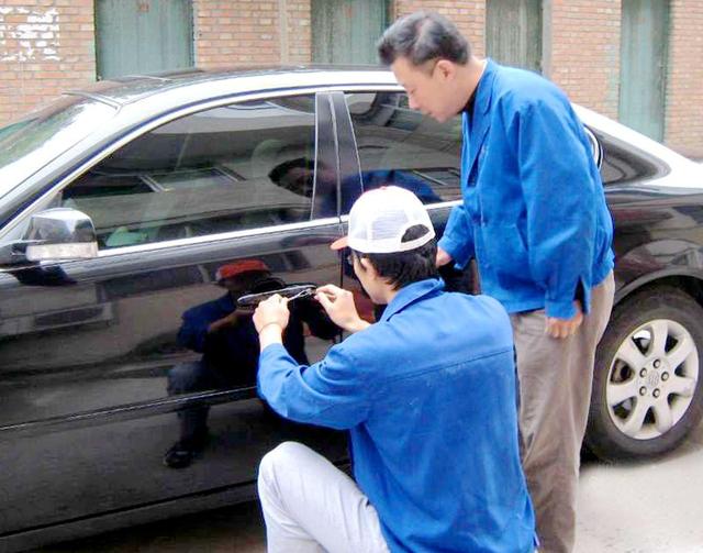 洪泽汽车钥匙丢在车里面怎么办?